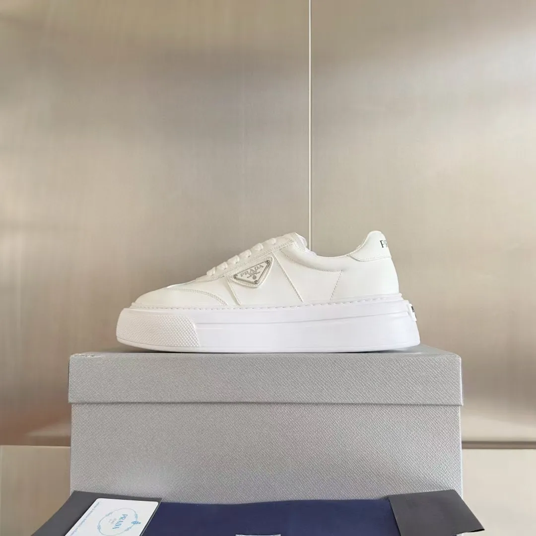 👟👟Ex-factory price 600👟👟 Couple model Prada Latest Couple model Triangle logo Thick sole Casual white shoes Sneakers Original purchase development and production This sneaker combines simple lines and distinctive details into a modern design. The leather upper presents a refined silhouette, with the Prada contrasting logo embellished on the tongue and side inserts. Exquisite packaging at the delivery counter 🛍📦 ▪️Fabric: Original custom imported cowhide material ▪️Lining: Original custom made soft sheepskin ▪️Sole: Original molded non-slip rubber outsole ▪️Sole thickness: 4CM ▪️Size: Women's 35-40 / Men's 39-45